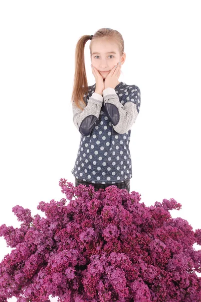 迷人的女孩站在紫丁香 — 图库照片