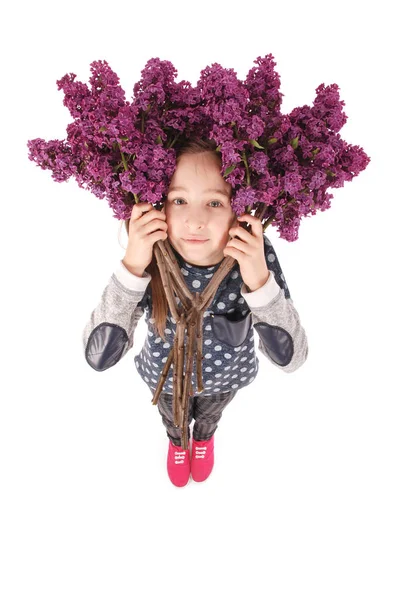 美丽年轻的女孩，在她头上盛开花朵. — 图库照片
