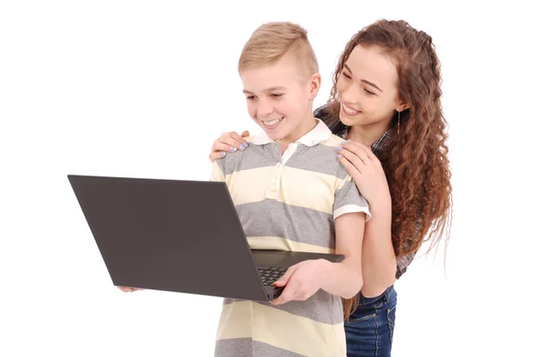 Αγόρι και κορίτσι χρησιμοποιώντας ένα φορητό υπολογιστή απομονωμένη — Φωτογραφία Αρχείου