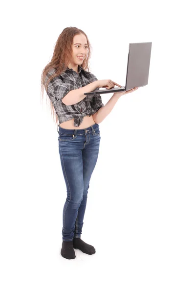 Giovane ragazza in piedi e utilizzando un computer portatile — Foto Stock