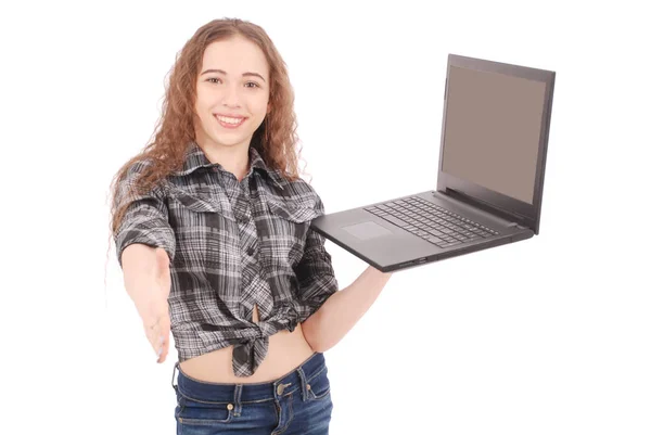 Młoda dziewczyna stoi i za pomocą laptopa — Zdjęcie stockowe