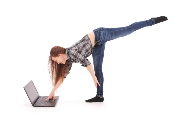 Lány csinál akrobatikus mutatvány és használ laptop — Stock Fotó
