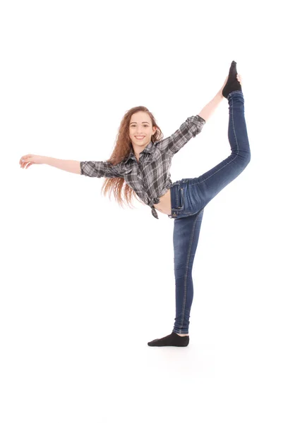 Meisje in spijkerbroek doen acrobatische stunt — Stockfoto