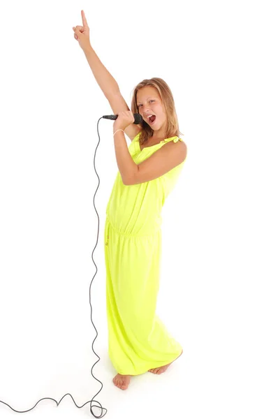 Счастливая молодая красивая девушка поет с микрофоном — стоковое фото