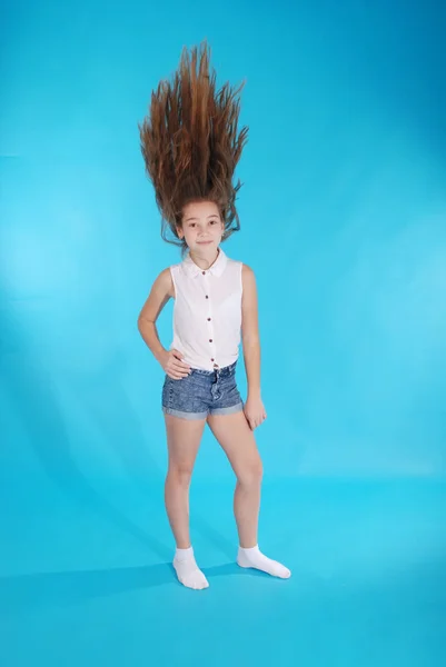 Jovem menina joga até seu cabelo — Fotografia de Stock