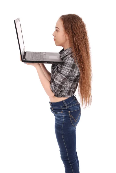 Chica joven de pie y utilizando un ordenador portátil — Foto de Stock