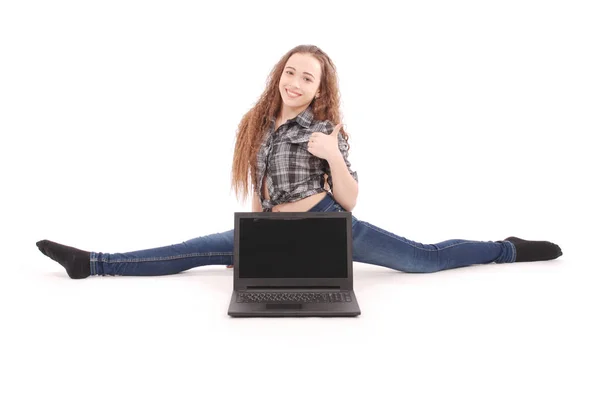 Концепція багатозадачності - гімнастка в шпагаті, що працює на ноутбуці — стокове фото