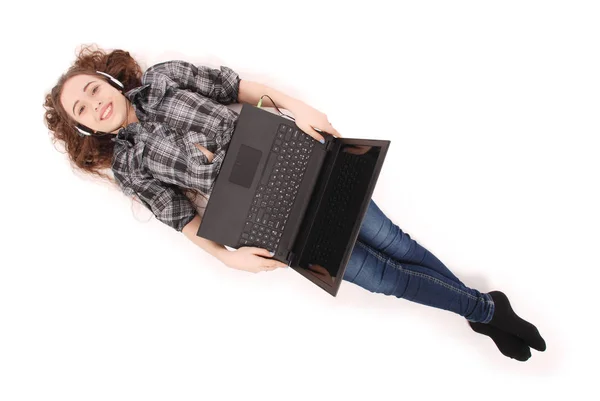 Giovane ragazza sdraiata e utilizzando un computer portatile — Foto Stock