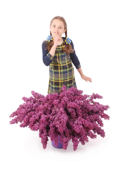 Atrakcyjna dziewczyna stojących, liliowy — Zdjęcie stockowe