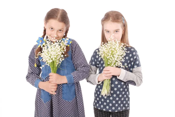 Portret van een gelukkig vrij twee meisjes houdt een bloem van een lelietje-van-dalen. — Stockfoto