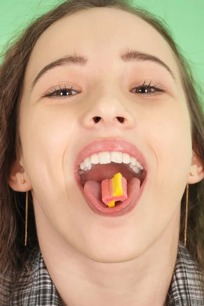 Chica joven puso el chicle en su lengua — Foto de Stock