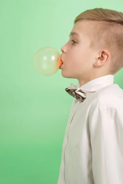 Chico soplando una burbuja de goma de mascar — Foto de Stock