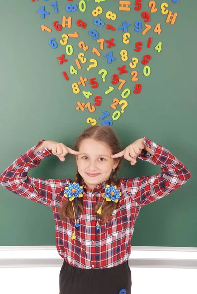 Menina e placa de escola verde — Fotografia de Stock