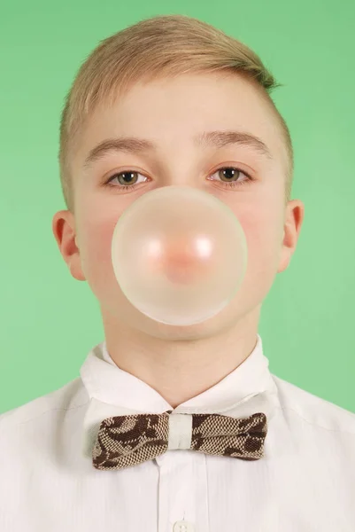 Menino soprando um bubblegum bolha — Fotografia de Stock