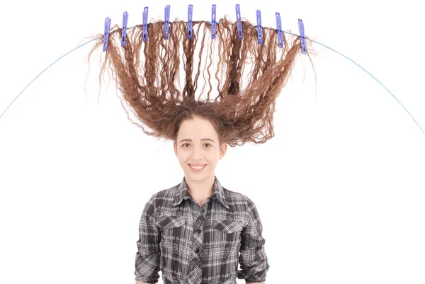 Chica secándose el pelo en una cuerda . — Foto de Stock