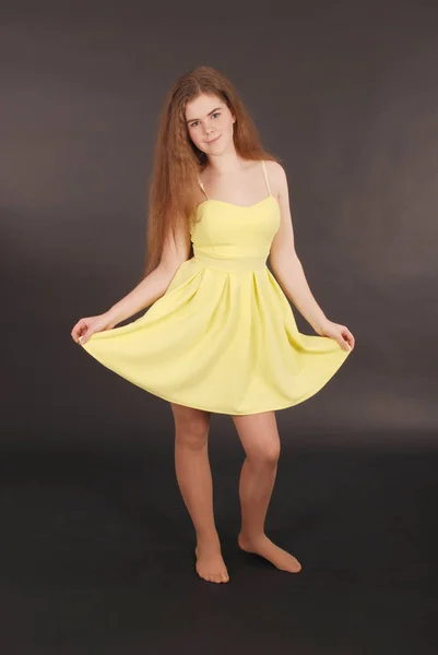 Young girl in yellow dress — Stock Photo, Image