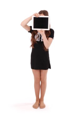 Kız tablet pc önünde yüz tutar