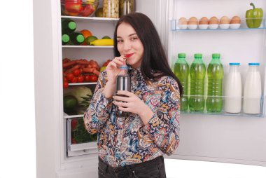 Genç kız holding cola