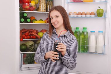 Genç kız holding cola