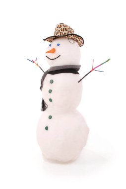 Eşarp ve Panter şapka ile beyaz kardan adam. 