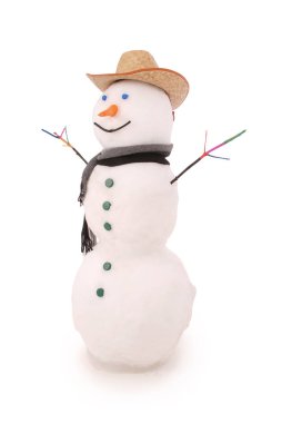 Eşarp ve kovboy şapkası ile beyaz kardan adam. 