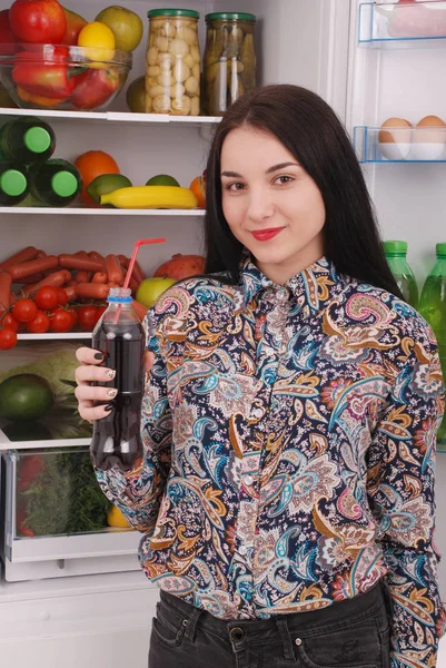 Genç kız holding cola