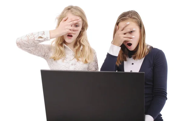 Duas meninas chocadas usando laptop — Fotografia de Stock