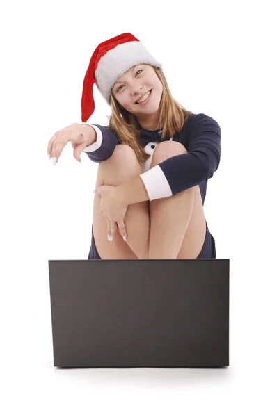Bella bionda in cappello Babbo Natale con computer portatile — Foto Stock
