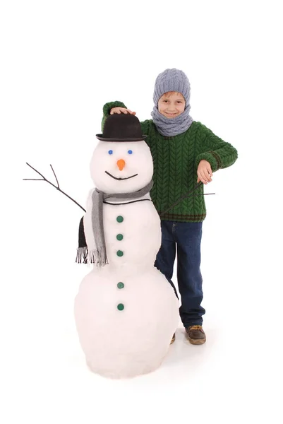 Lindo chico con muñeco de nieve con bufanda y sombrero — Foto de Stock