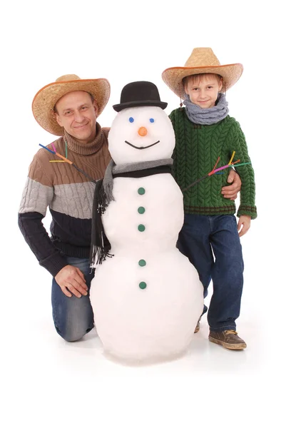 아버지와 아들 스카프와 모자 눈사람 — 스톡 사진