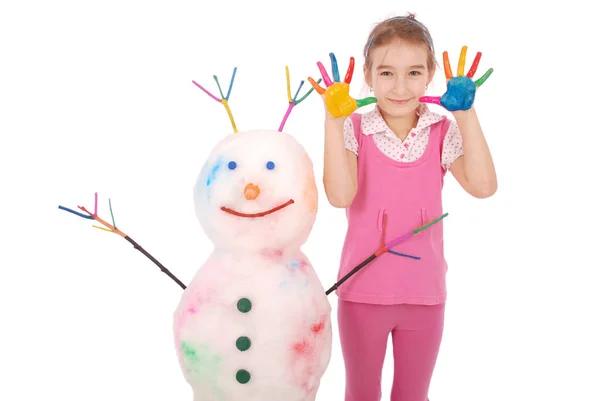 Hermosa chica con las manos en la pintura de color muñeco de nieve con cuernos de colores y manos — Foto de Stock