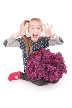 Lila ile beyaz katta oturan el çekici kız