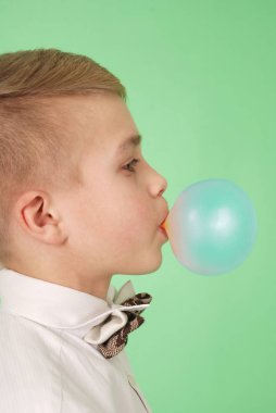 Bubblegum bir balon üfleme çocuk