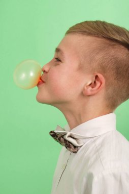 Bubblegum bir balon üfleme çocuk