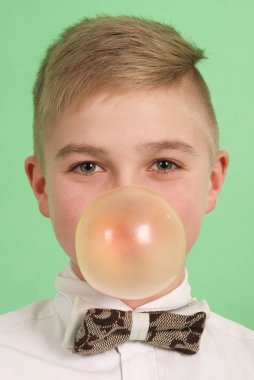 Bubblegum bir balon üfleme çocuk