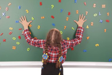 Kız okul yönetim kurulu önünde duruyor