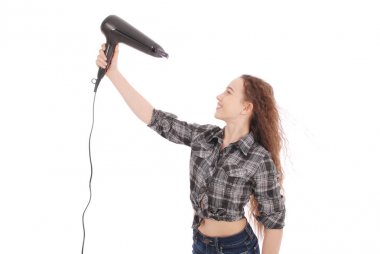 Saç kurutma makinesi kullanan genç kız