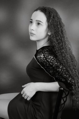 Uzun dalgalı saçlı güzel kız..