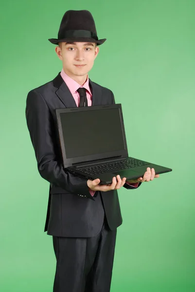 Man in een zwart pak met een laptop — Stockfoto