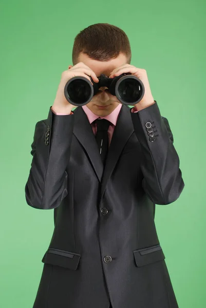 Man in een zwart pak met een laptop — Stockfoto