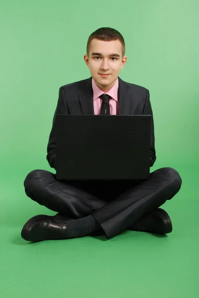 ノート パソコンで黒スーツの男 — ストック写真