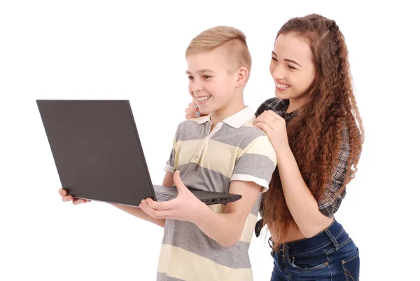 Erkek ve kız izole bir dizüstü bilgisayar kullanarak — Stok fotoğraf