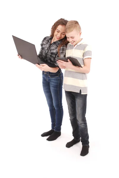 두 아이 재생 및 디지털 태블릿 및 노트북에서 웹 서핑. — 스톡 사진