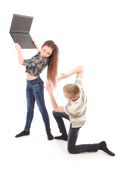 Niño y niña peleando por un portátil —  Fotos de Stock