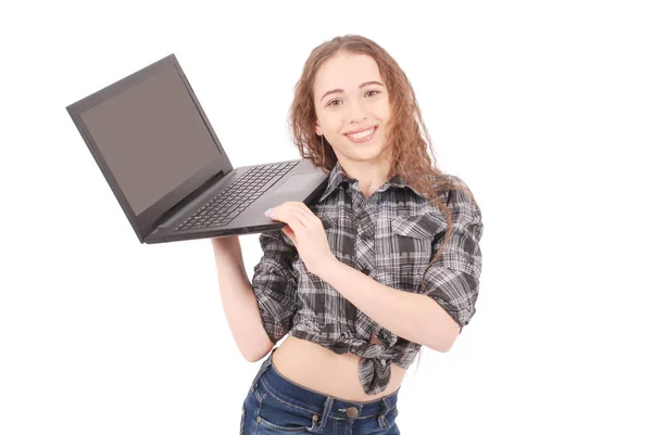 Chica joven de pie y utilizando un ordenador portátil — Foto de Stock
