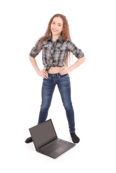 ノート パソコンの上に立っている若い女の子 — ストック写真