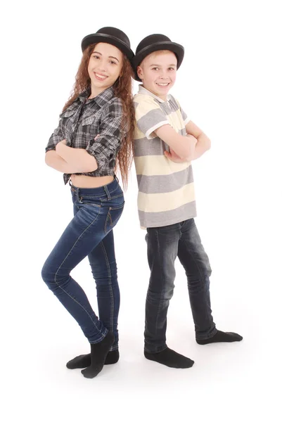 Retrato de niña y niño posando en sombrero de jugador de bolos negro —  Fotos de Stock