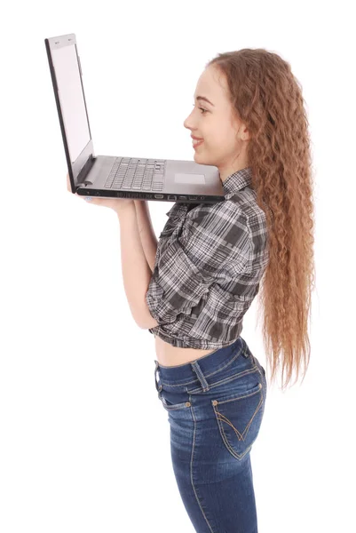 젊은 여 자가 서 있는 노트북을 사용 하 여 — 스톡 사진
