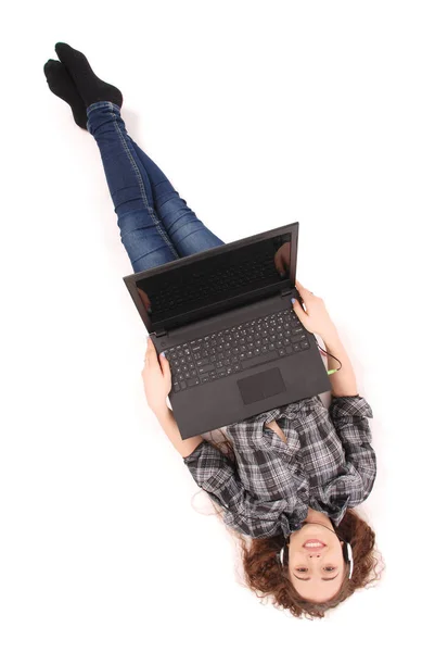 Junges Mädchen liegt und benutzt einen Laptop — Stockfoto