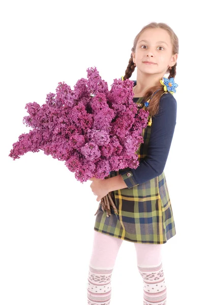 Jeune fille debout avec lilas dans les mains — Photo